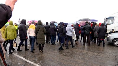 На Житомирщині жителі села Камінь перекривали дорогу, протестуючи проти оптимізації місцевої школи На Житомирщині жителі села Камінь перекривали дорогу, протестуючи проти оптимізації місцевої школи