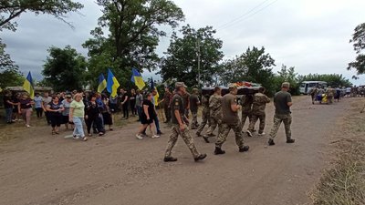 На Кіровоградщині прощаються з військовим, якого вбив снайпер На Кіровоградщині прощаються з військовим, якого вбив снайпер