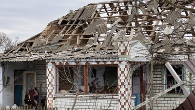 Пошкоджений внаслідок атаки дах, вибиті вікна у будинку, 25 березня 2024 року Пошкоджений внаслідок атаки дах, вибиті вікна у будинку, 25 березня 2024 року