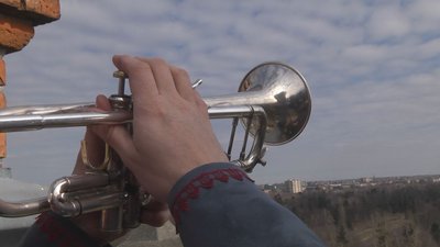 Гімн України на вежі: в Луцькому замку щодня сурмить кликун Гімн України на вежі: в Луцькому замку щодня сурмить кликун
