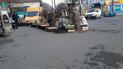 Поліція не дає розгорнутись торговцям біля ринку у Рівному Поліція не дає розгорнутись торговцям біля ринку у Рівному