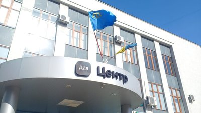 Кримськотатарський прапор вивісили на будівлі ЦНАПУ у Рівному