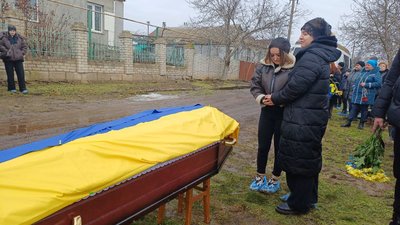 Назавжди 26. У Миколаєві провели в останню путь військовослужбовця Євгена Олексенка Назавжди 26. У Миколаєві провели в останню путь військовослужбовця Євгена Олексенка