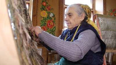 Для снайперів та розвідників: 87-річна вінничанка виготовляє "кікімори"