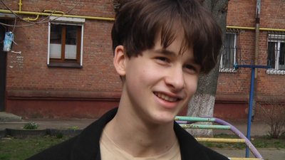 У Житомирі підлітки врятували кота, який застряв у вікні другого поверху У Житомирі підлітки врятували кота, який застряв у вікні другого поверху