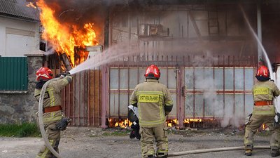 Не міг самостійно вибратися з пожежі в надвірній споруді: в Ужгороді врятували чоловіка