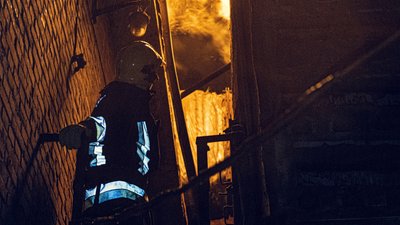 Пожежа у п’ятиповерхівці у Сумах: рятувальники евакуювали вісьмох людей і врятували безпритомного чоловіка