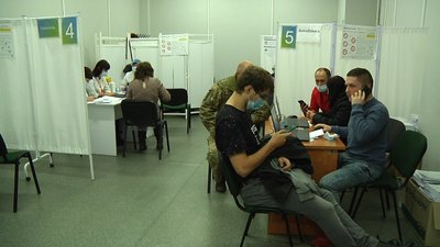 У Житомирі в двох пунктах вакцинації допомагають генерувати COVID-сертифікат в додатку "Дія"