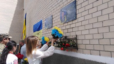 Жителі громади кладуть квіти до меморіальних дошок полеглих воїнів-земляків. Жителі громади кладуть квіти до меморіальних дошок полеглих воїнів-земляків.