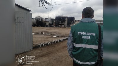 Інспектор держекоінспекції на підприємстві у Чернігові, де був приліт