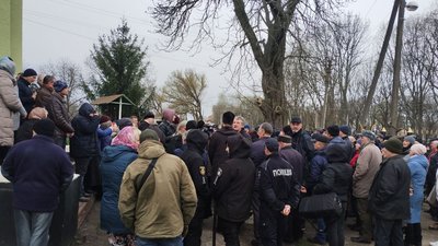 Вимагають переходу до ПЦУ. Біля церкви на Кіровоградщині зібралось більше сотні людей Вимагають переходу до ПЦУ. Біля церкви на Кіровоградщині зібралось більше сотні людей
