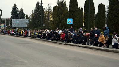 Жителі громади проводжають бійця в останню дорогу Жителі громади проводжають бійця в останню дорогу