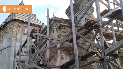 Цю частину стіни замку у Поморянах — демонтують та реконструюють Цю частину стіни замку у Поморянах — демонтують та реконструюють