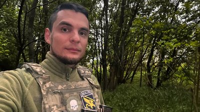 Назавжди 26. У Миколаєві провели в останню путь військовослужбовця Євгена Олексенка Назавжди 26. У Миколаєві провели в останню путь військовослужбовця Євгена Олексенка