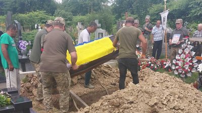 На Закарпатті попрощалися із загиблим військовим Володимиром Комарницьким На Закарпатті попрощалися із загиблим військовим Володимиром Комарницьким