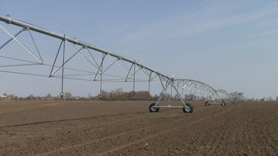 На Запоріжжі агрономи встановлюють дощові установки На Запоріжжі агрономи встановлюють дощові установки