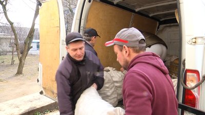Благодійний фонд допомагає гуманітаркою та їжею власного приготування від жителів Житомирщини Благодійний фонд допомагає гуманітаркою та їжею власного приготування від жителів Житомирщини