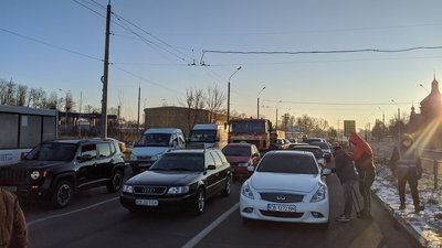 Протест проти газової заправки: у Чернігові на годину перекрили вулицю Незалежності Протест проти газової заправки: у Чернігові на годину перекрили вулицю Незалежності