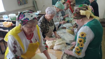 Тернопільські волонтери готують військовим вареники та колядують Тернопільські волонтери готують військовим вареники та колядують