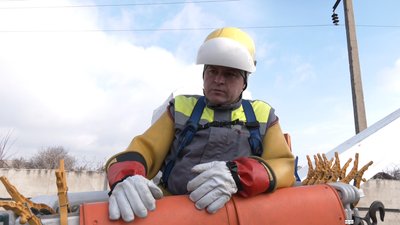 "З 26 замін, ми зробили близько 30% не вимикаючи світла". Як енергетики Дніпропетровщини ремонтують мережі споживачам
