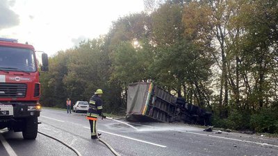Не розминулись Mercedes та MAN: в ДТП на Хмельниччині травмувалось троє людей