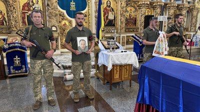 У Полтаві попрощалися зі старшим матросом Богданом Осиковим, який загинув на Донеччині У Полтаві попрощалися зі старшим матросом Богданом Осиковим, який загинув на Донеччині