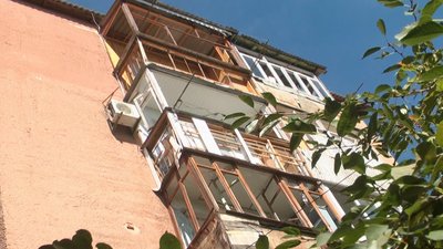 Місцевим жителям безкоштовно надають плівку та фанеру для того, аби затулити вибиті вікна та балкони. Місцевим жителям безкоштовно надають плівку та фанеру для того, аби затулити вибиті вікна та балкони.