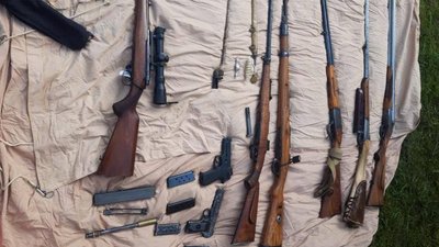 У Львові поліцейські вилучили у чоловіка арсенал зброї та боєприпаси