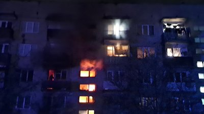 На Закарпатті під час пожежі у квартирі вогнеборці врятували чоловіка