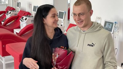 Сказала "так": у Черкасах харків'янин освідчився коханій, коли здавав кров Сказала "так": у Черкасах харків'янин освідчився коханій, коли здавав кров
