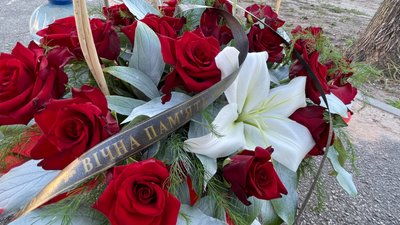 Жителі розбитого обстрілами гуртожитку на Ахієзерів у Харкові вшанували пам'ять загиблих сусідів Жителі розбитого обстрілами гуртожитку на Ахієзерів у Харкові вшанували пам'ять загиблих сусідів