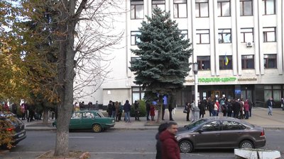 У Хмельницькому Центрі масової вакцинації від COVID-19, через черги, змінили графік роботи