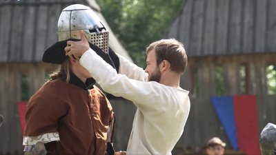 Штурм укріплень та стрільба з лука: у Тустані розгорнули "середньовічний" табір Штурм укріплень та стрільба з лука: у Тустані розгорнули "середньовічний" табір