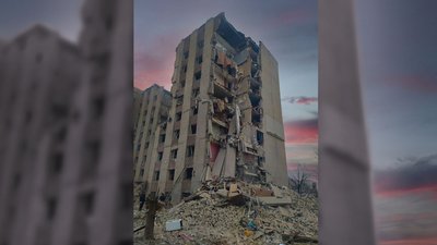 Обстріл гуртожитку у Чернігові: під завалами знайшли тіла 5 людей, 3 з них діти Обстріл гуртожитку у Чернігові: під завалами знайшли тіла 5 людей, 3 з них діти