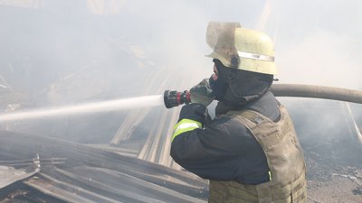 Пожежу на складі у Харкові, спричинену обстрілами, загасили Пожежу на складі у Харкові, спричинену обстрілами, загасили