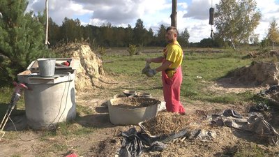 Дерево, солома та глина: в селі на Волині чоловік будує екохату Дерево, солома та глина: в селі на Волині чоловік будує екохату