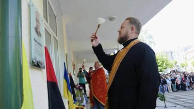 Меморіальні дошки, Марат Дадабаєв, Роман Мельник, Івано-Франківщина