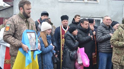 У Білобожниці Чортківського району попрощалися з бійцем Андрієм Павлюком У Білобожниці Чортківського району попрощалися з бійцем Андрієм Павлюком