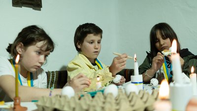 У музеї просто неба в Чернівцях проводять майстер-клас з писанкарства У музеї просто неба в Чернівцях проводять майстер-клас з писанкарства