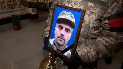 "Захищав свій дім". У Сумах попрощалися з Максимом Коняхіним