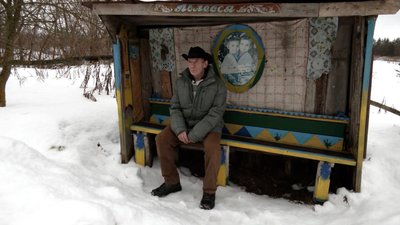 У прикордонному селі на Чернігівщині переселенець розмалював у національні кольори паркани, зупинку та іграшки У прикордонному селі на Чернігівщині переселенець розмалював у національні кольори паркани, зупинку та іграшки