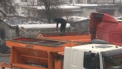 "Із 5-ї ранку виїхали солерозкидачі": як прибирали від снігу шляхи Черкащини "Із 5-ї ранку виїхали солерозкидачі": як прибирали від снігу шляхи Черкащини