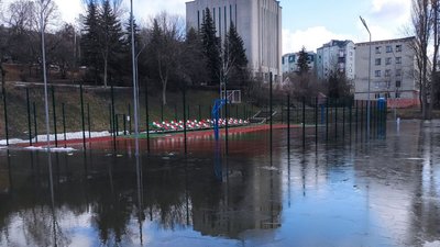 Із затопленого у Луцьку баскетбольного майданчика відкачують воду. Що буде далі Із затопленого у Луцьку баскетбольного майданчика відкачують воду. Що буде далі