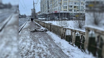 У Чернігові під вантажівкою провалився пішохідний міст через Стрижень