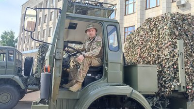 Волонтери передали теробороні Житомирщини дві військові вантажівки Волонтери передали теробороні Житомирщини дві військові вантажівки