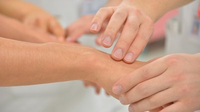 Раптова зупинка серця. Як надати першу допомогу? Раптова зупинка серця. Як надати першу допомогу?