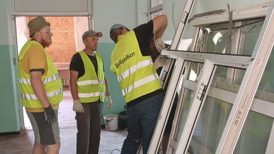 Треба робити добро — як волонтери відновлюють Миколаївську гімназію