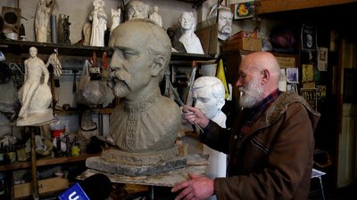 Житомирський скульптор зліпив з глини погруддя Миколи Леонтовича Житомирський скульптор зліпив з глини погруддя Миколи Леонтовича