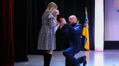 У Черкасах родинам загиблих захисників вручили почесні відзнаки У Черкасах родинам загиблих захисників вручили почесні відзнаки