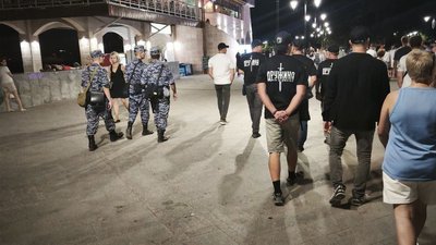 Дружинники "Русской общины" патрулюють вулиці в Криму